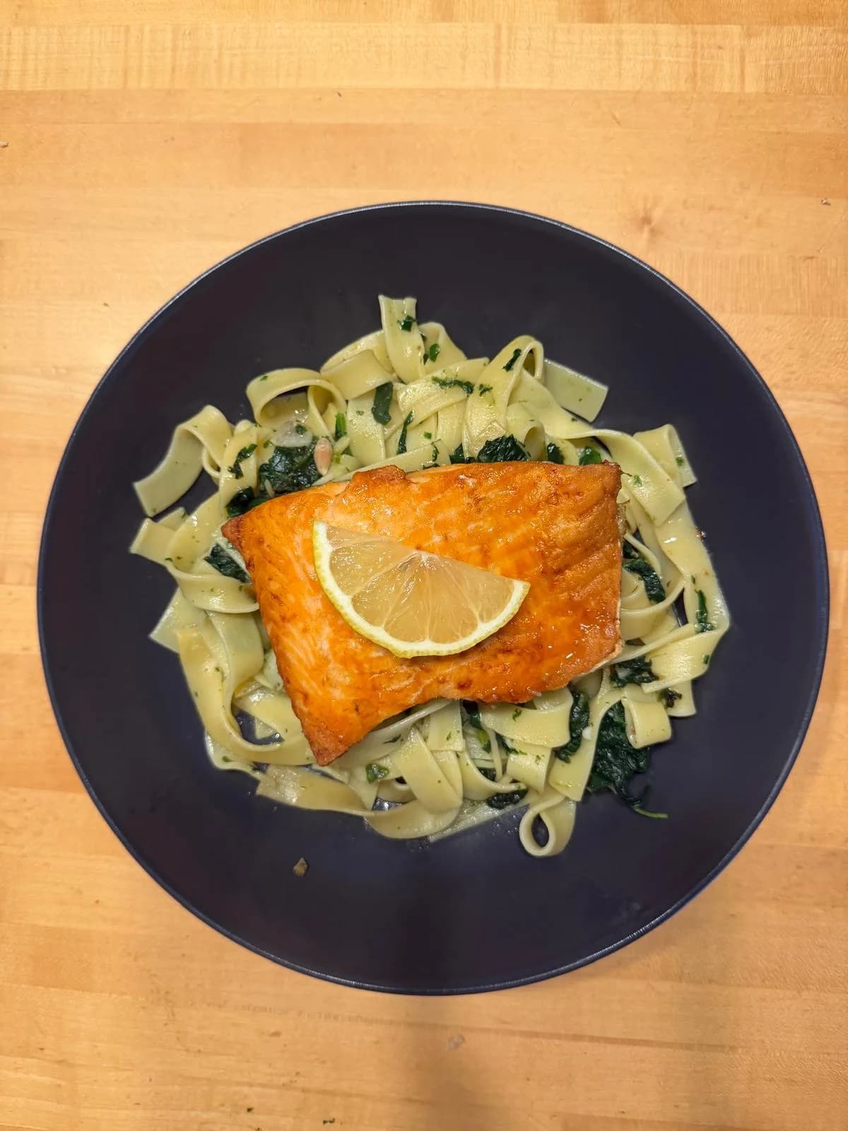 Lachs mit Bandnudeln und Spinat